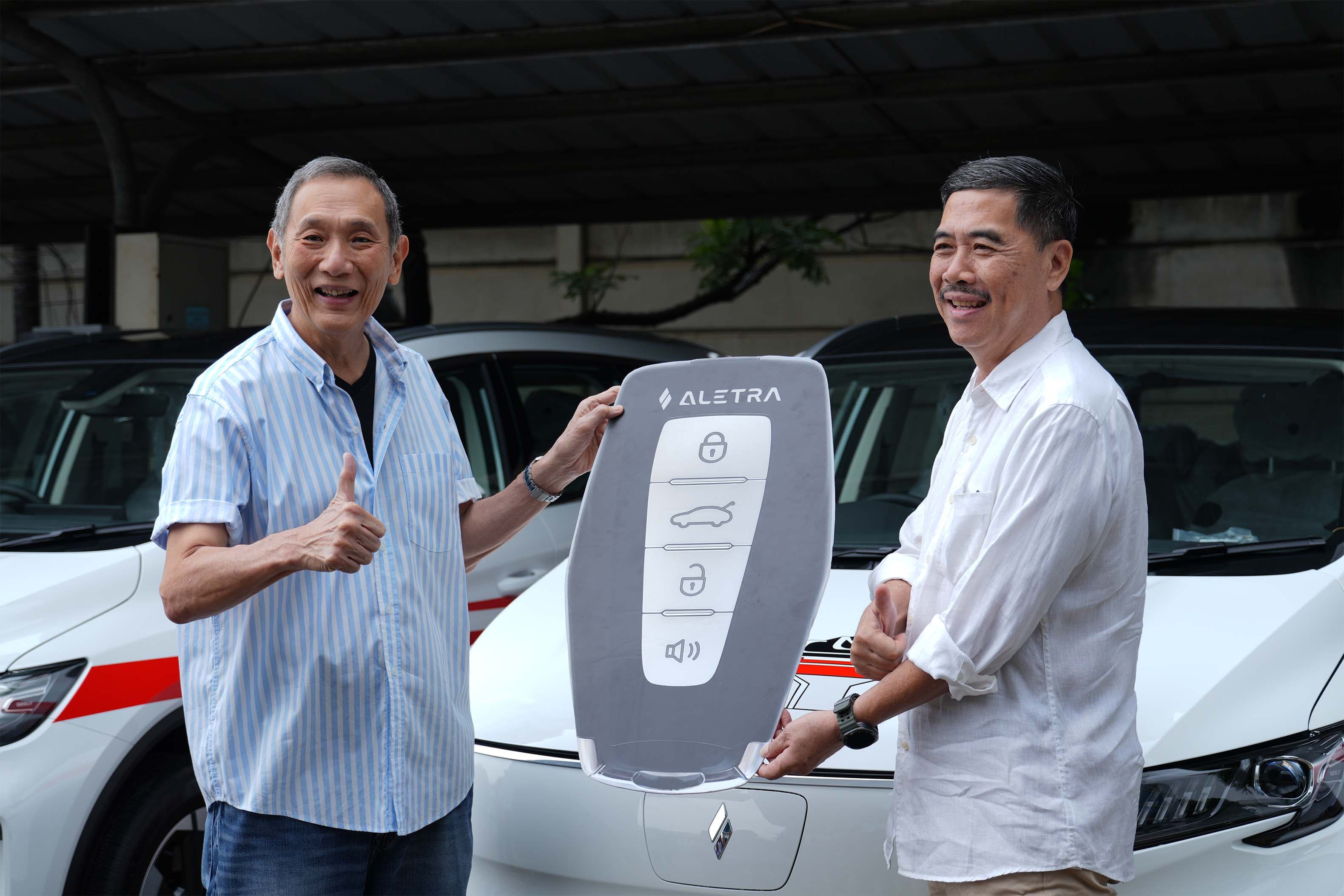 Aletra Resmi Menyerahkan Unit L8 EV kepada Jusuf Hamka